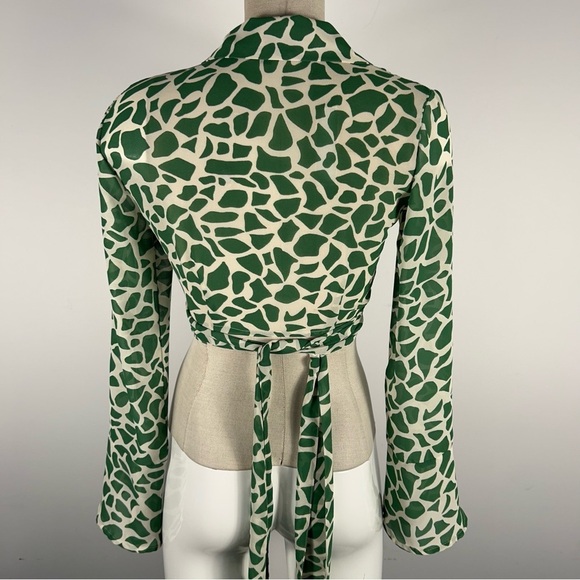 NWOT Dynamite Raglan Tie Wrap Blouse Beige/White Funky Bell Sleeve Size XS - Picture 3 of 10